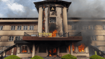 El estallido de protestas juveniles contra la corrupción derivó en ataques a líderes políticos, edificios oficiales y medios de comunicación.