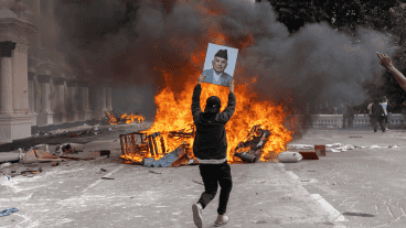 El estallido de protestas juveniles contra la corrupción derivó en ataques a líderes políticos, edificios oficiales y medios de comunicación.