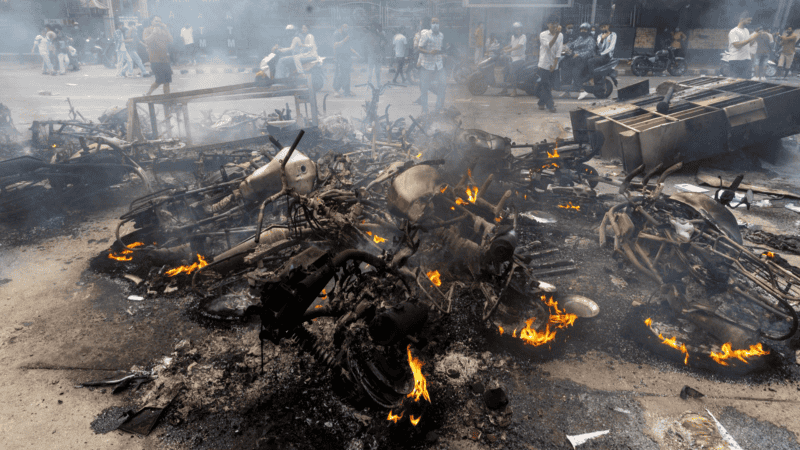 El estallido de protestas juveniles contra la corrupción derivó en ataques a líderes políticos, edificios oficiales y medios de comunicación.