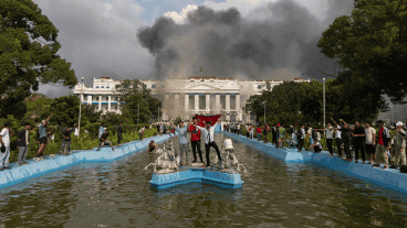 El estallido de protestas juveniles contra la corrupción derivó en ataques a líderes políticos, edificios oficiales y medios de comunicación.