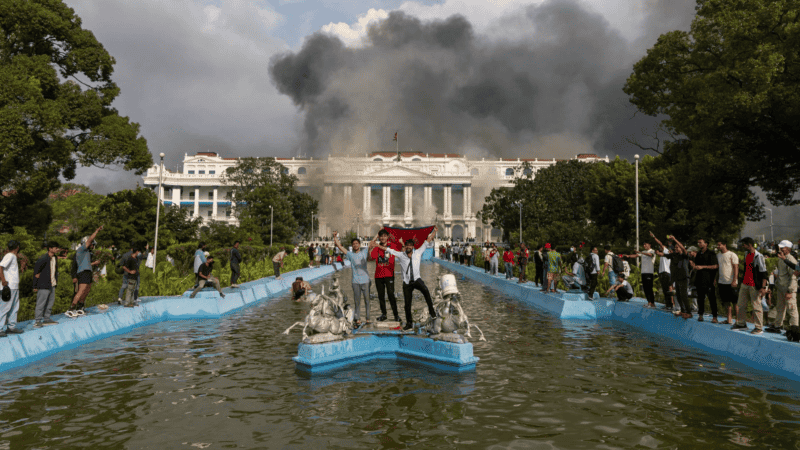 El estallido de protestas juveniles contra la corrupción derivó en ataques a líderes políticos, edificios oficiales y medios de comunicación.