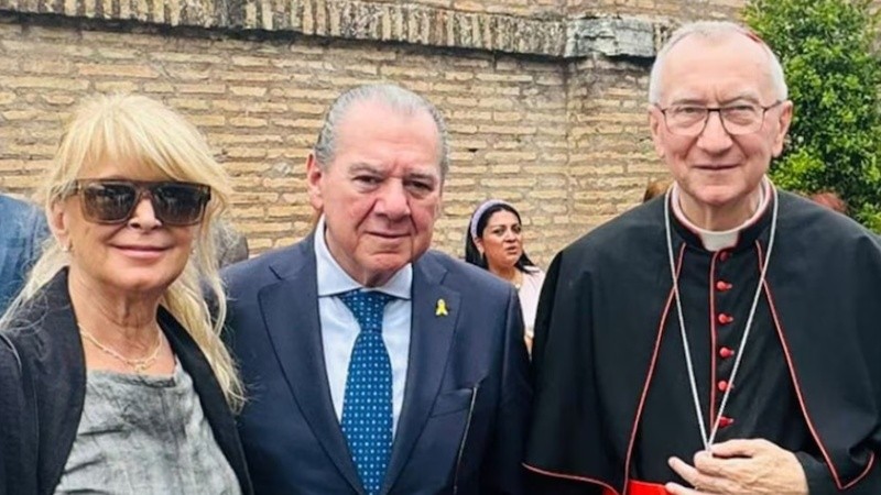 Claudia Spinelli, Mario Montoto y el cardenal Fernando Vérgez. 
