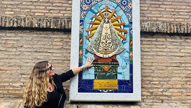  Florencia Delucchi, junto a la obra que contó como benefactores a Mario Montoto, Ricardo Trigo y Luis Calello. (Vatican News)