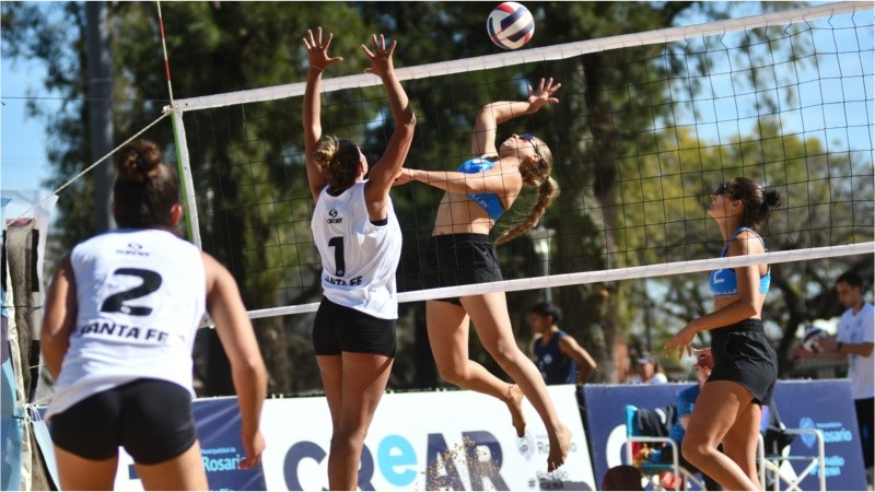 El vóley de playa fue uno de los atractivos de este martes en el Arena La Rural.