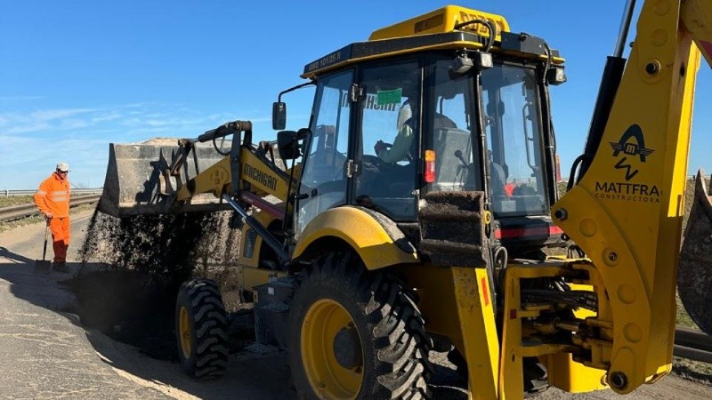 El trabajo de bacheo realizado con la maquinaria del intendente electo de Zavalla.