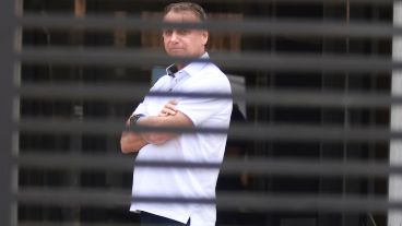 El ex presidente de Brasil Jair Bolsonaro en la entrada de su casa, donde está bajo arresto domiciliario, en Brasilia.