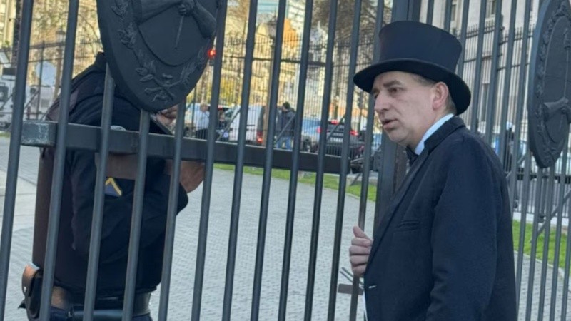 El Mago Sin Dientes se presentó en la Casa Rosada y pidió hablar con Javier Milei.