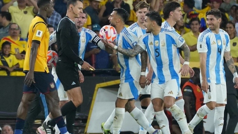 Los futbolistas argentinos rodean al colombiano Roldán que cobró un polémico penal