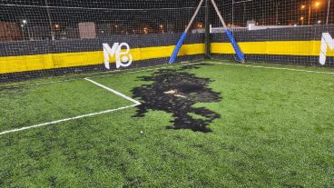 Uno de los impactos dio en el césped sintético y se prendió fuego.