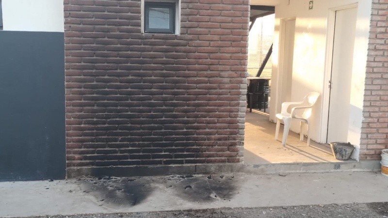 Así quedó una de las paredes del lugar.