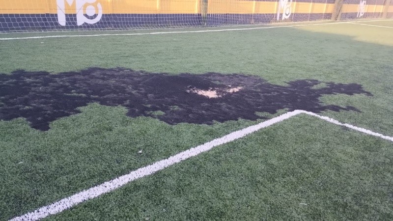 Uno de los impactos dio en el césped sintético y se prendió fuego.