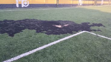 Uno de los impactos dio en el césped sintético y se prendió fuego.