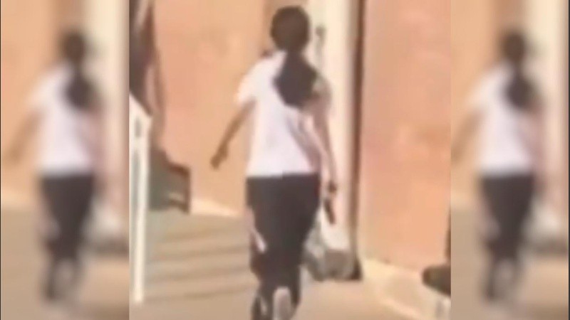 Tras efectuar varios disparos, la alumna se atrincheró en un aula.