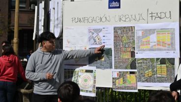 Docentes universitarios dictan clases públicas en Plaza de Mayo en rechazo al inminente veto presidencial a la Ley de financiamiento universitario.