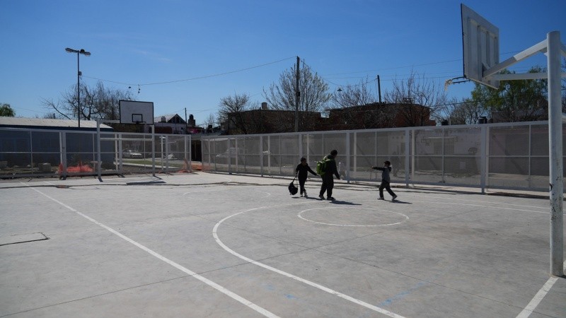 El establecimiento municipal está en Avellaneda 6915 y tiene un playón deportivo.