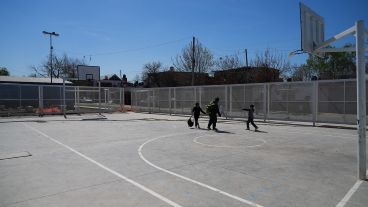 El establecimiento municipal está en Avellaneda 6915 y tiene un playón deportivo.