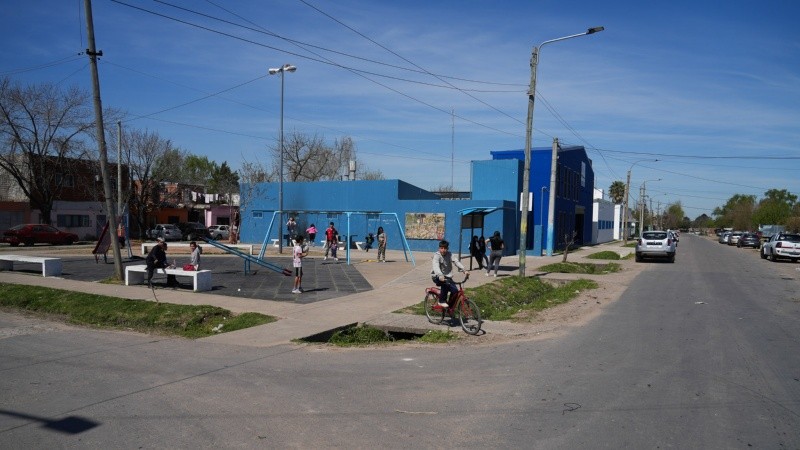 El establecimiento municipal está en Avellaneda 6915 y tiene un playón deportivo.