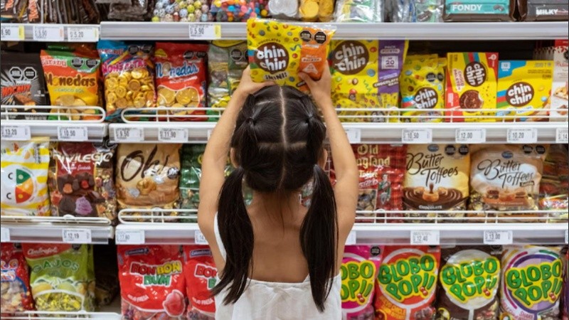 El marketing digital de alimentos poco saludables impacta a niños desde temprana edad.