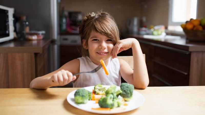 Los hábitos alimentarios inculcados en la niñez determinan la salud futura de las poblaciones. 