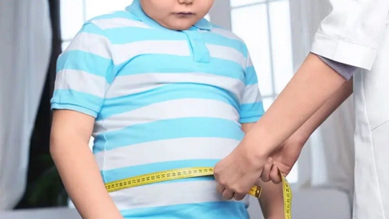  Las bebidas azucaradas y golosinas ocupan lugares destacados en las tiendas de barrios vulnerables.