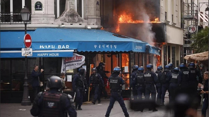 Francia enfrenta este miércoles una ola de bloqueos y enfrentamientos en los principales ejes viales y centros urbanos.