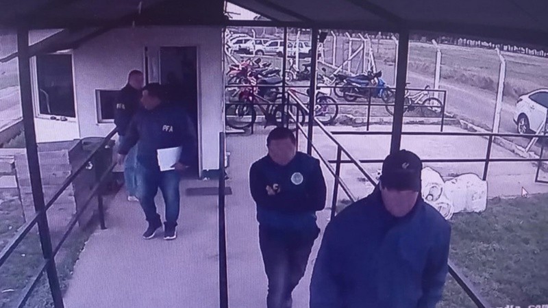 In fraganti. La visita de los federales cometiendo un delito quedó filmada.