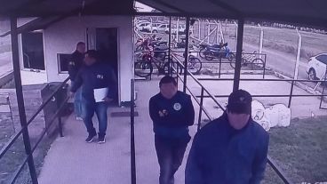 In fraganti. La visita de los federales cometiendo un delito quedó filmada.