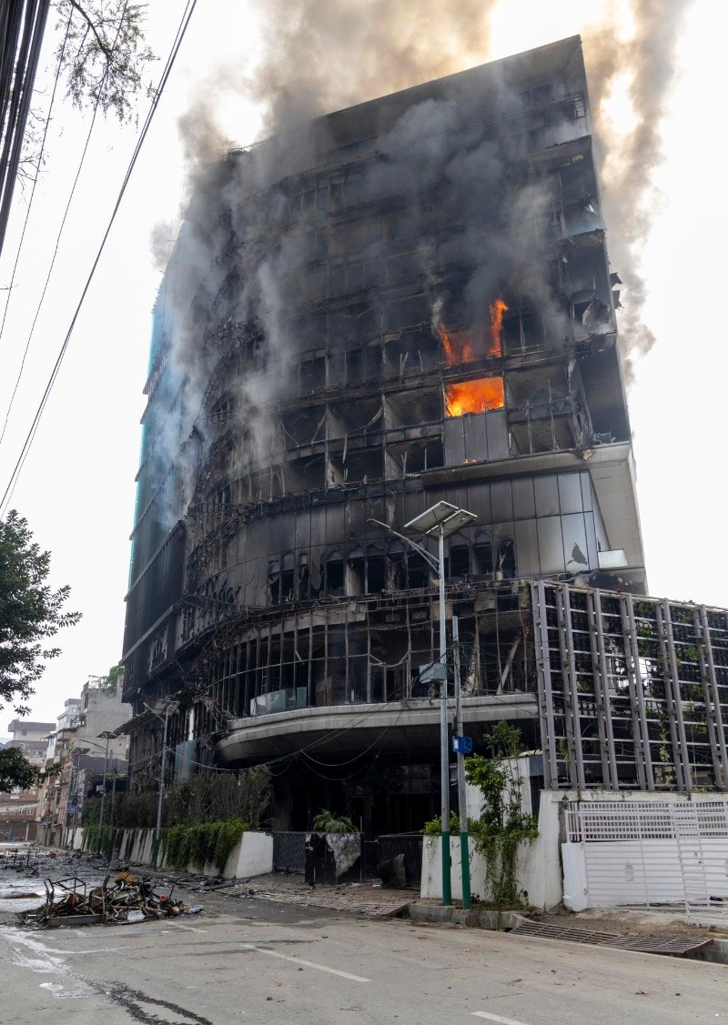  El Hotel Hilton de Katmandú quedó totalmente calcinado. (EFE)