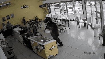 En el allanamiento los investigadores encontraron también el pote de helado robado en una de las heladerías.