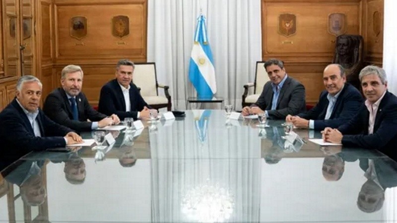 Gobernadores, reunidos con Lisandro Catalán y Luis Caputo.