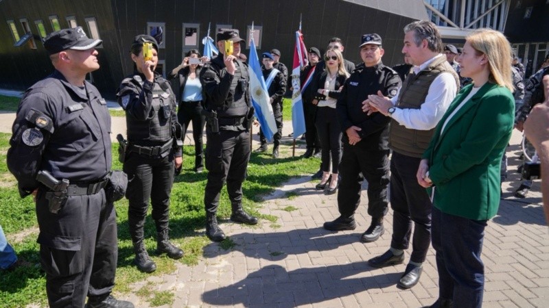 La vicegobernadora y el ministro Coccocioni en la entrega de pistolas Taser.