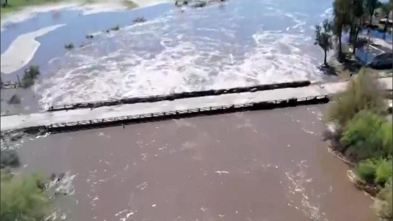 Los relevamientos preliminares destacan la gravedad de los socavones y desmoronamientos en los accesos al puente y la necesidad de proteger los estribos.