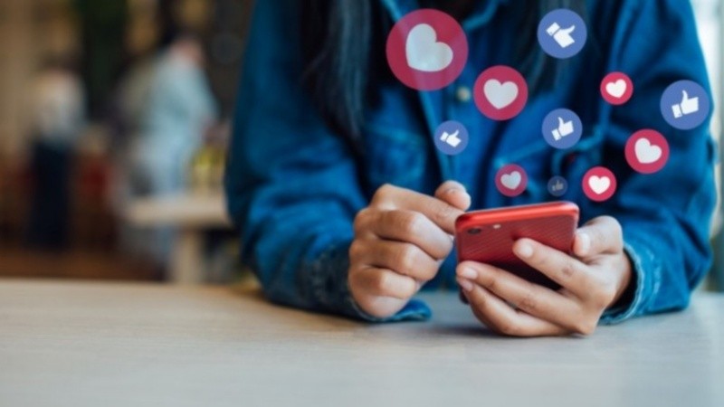 Lejos de la perspectiva de lo que es una relación cordial, el foco en la cantidad de likes o de seguidores hace que las personas necesiten de estas interacciones para sentirse plenas. 