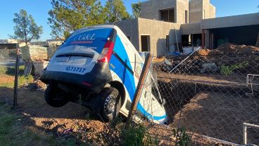 Así quedó la ambulancia robada tras la persecución en el barrio Cantegril de Funes.