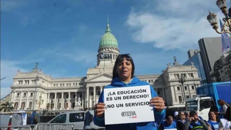 Manifestación de educadores frente al Congreso.