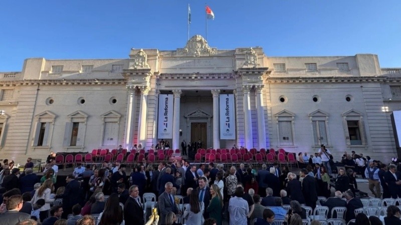 Tras la jura en el recinto, el acto se trasladó a la explanada de la Legislatura en Santa Fe capital.