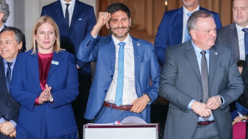 Pullaro junto a la vicegobernadora Scaglia y al presidente de la Convención Michlig.