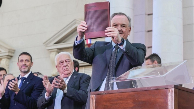 Michlig con el ejemplar cero de la nueva Carta Magna de Santa Fe.