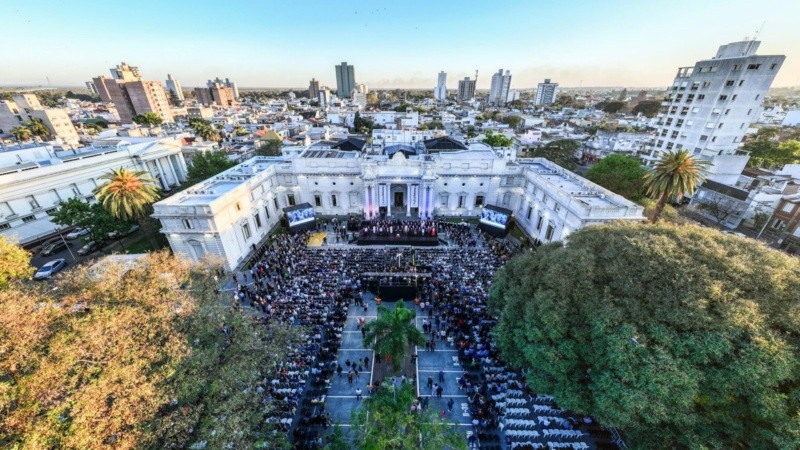 Una imagen desde el aire de la explanada de la Legislatura, mientras dentro del recinto los convencionales hacían la jura. 