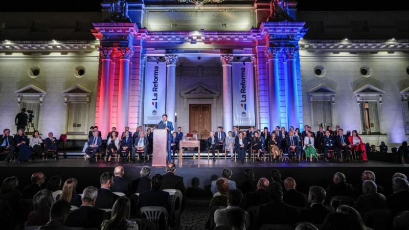 El frente de la Legislatura santafesina, preparado especialmente para el acto de jura de la Constitución.