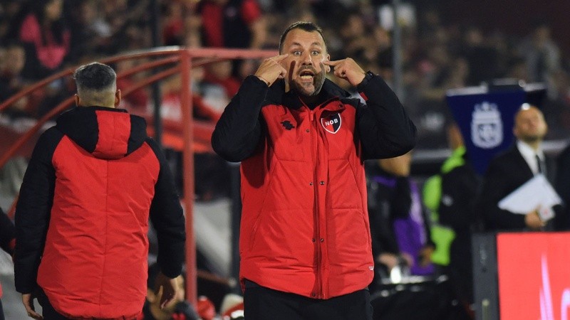 Fabbiani pidiendo atención a los suyos.