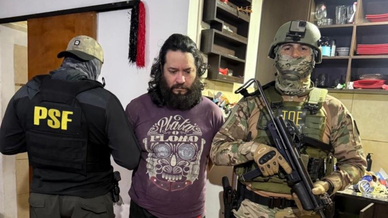 Plata o plomo. Bilbao luciendo una remera con la frase atribuida al narco Pablo Escobar.