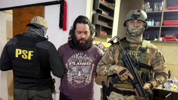 Plata o plomo. Bilbao luciendo una remera con la frase atribuida al narco Pablo Escobar.