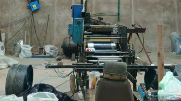 Se halló gran cantidad de material altamente inflamable junto a instalaciones de seguridad y eléctricas muy precarias.