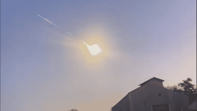 Vecinos registraron la bola encendida cayendo velozmente