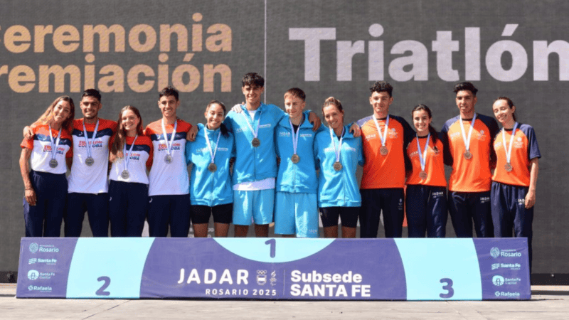 La ceremonia de premiación de triatlón en Santa Fe capital.