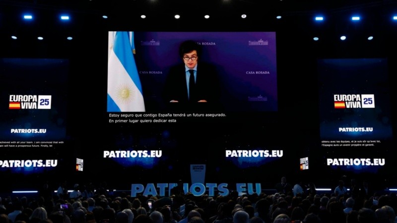 Milei intervino a través de videoconferencia en el acto Europa Viva 25 este domingo en Madrid.