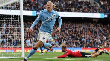 Haaland marcó dos y lidera la tabla de goleadores de la Premier.