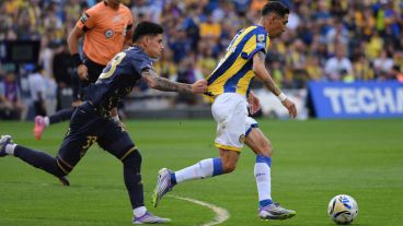 Brian Aguirre agarra de la camiseta a Di María cuando el 11 canalla se le escapa.