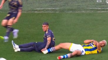 Véliz se toma el hombro derecho con evidentes signos de dolor.